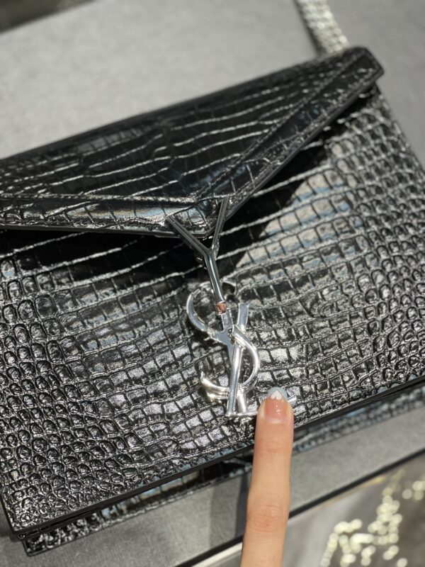 Saint Laurent Cassandra Medium Chain Bag In Grain De Poudre Embossed 22cm Black - Image 6