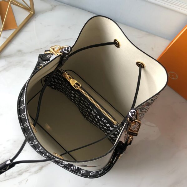 Louis Vuitton NeoNoe Bucket Bag 26cm White - Image 6