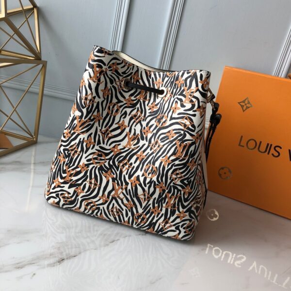 Louis Vuitton NeoNoe Bucket Bag 26cm White - Image 4