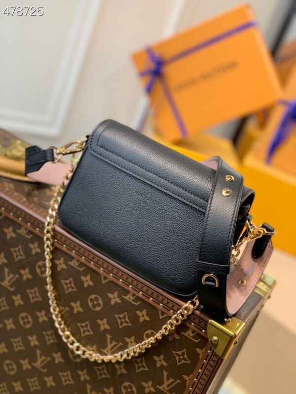 Louis Vuitton Lock Me Tender Bag 20cm Grained Calfskin Leather Spring/Summer Collection M58555, Black - Image 4