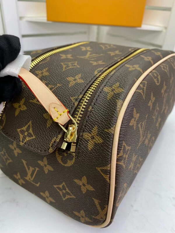 Louis Vuitton King Size Toiletry Bag 28cm Monogram Canvas Spring/Summer Collection M47528 Brown - Image 4