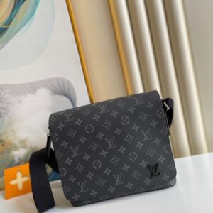 Louis Vuitton M45272 District PM 25cm