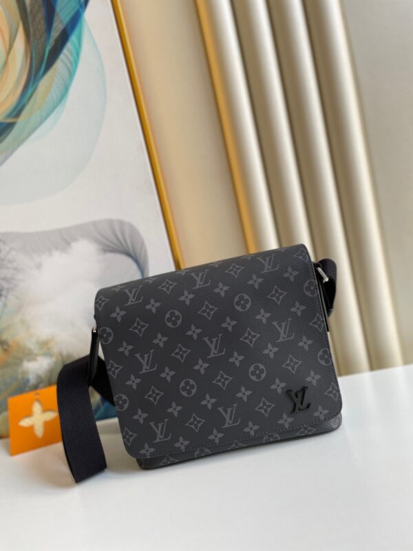 Louis Vuitton M45272 District PM 25cm