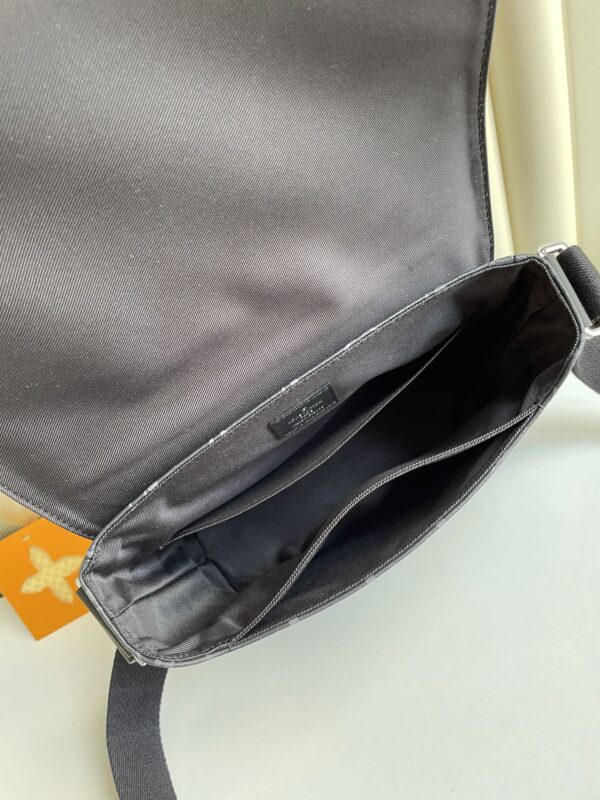 Louis Vuitton M45272 District PM 25cm - Image 4