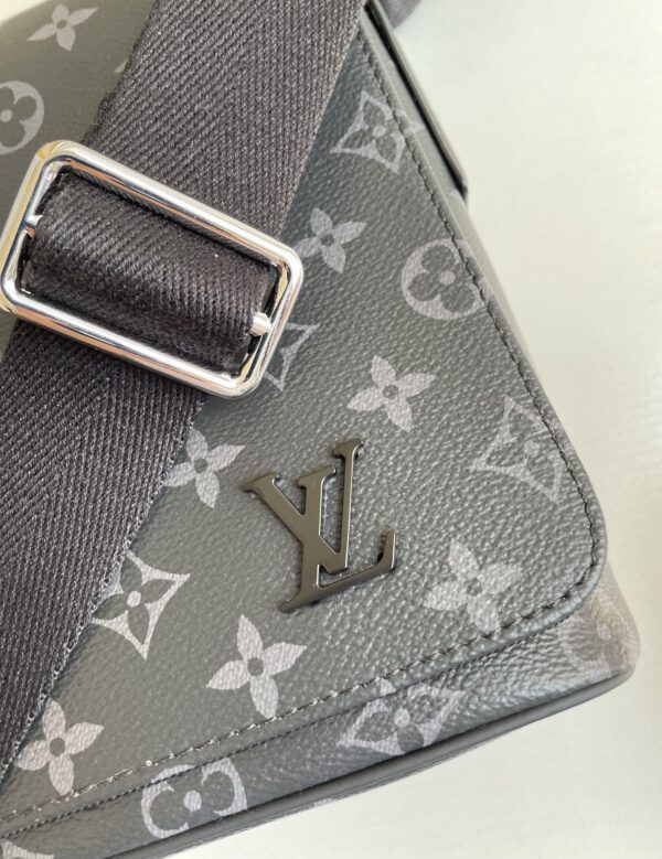 Louis Vuitton M45272 District PM 25cm - Image 3