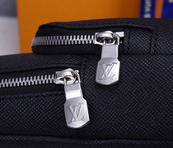 Louis Vuitton Avenue Sling Bag 32cm Taiga Leather Spring/Summer Collection M30443 Black - Image 8